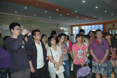 山东大学商学院师生到集团参观进建