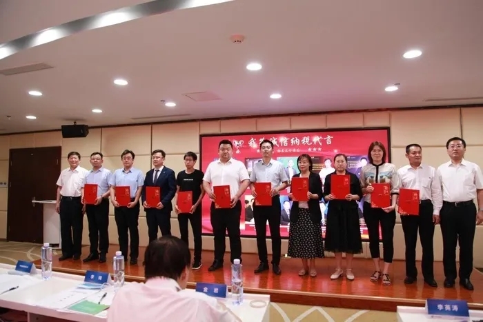 集团党委书记、总经理盖忠琳受聘为赤峰视装诚信纳税代言人”