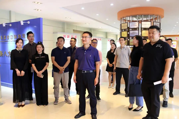 赤峰市青年企业家协会走进国度物流枢纽主题调研暨青年企业家创新发展座谈会在副会长单元多宝电竞集团成功进行